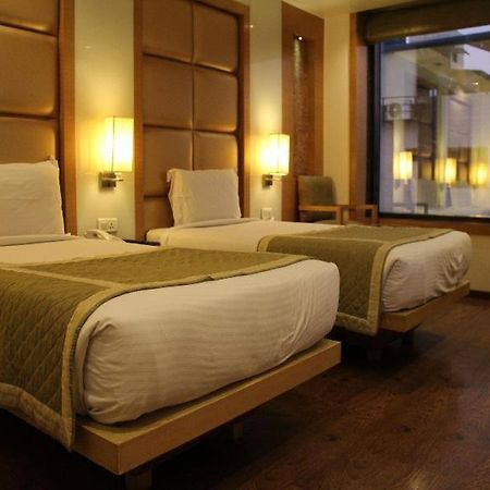 Almondz Hotel New Delhi Buitenkant foto
