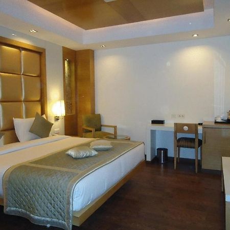 Almondz Hotel New Delhi Buitenkant foto