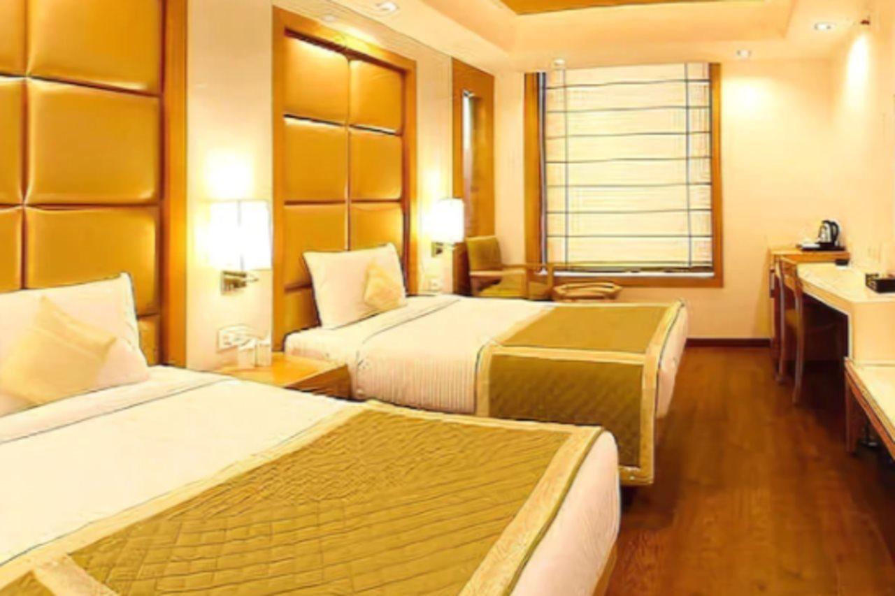 Almondz Hotel New Delhi Buitenkant foto
