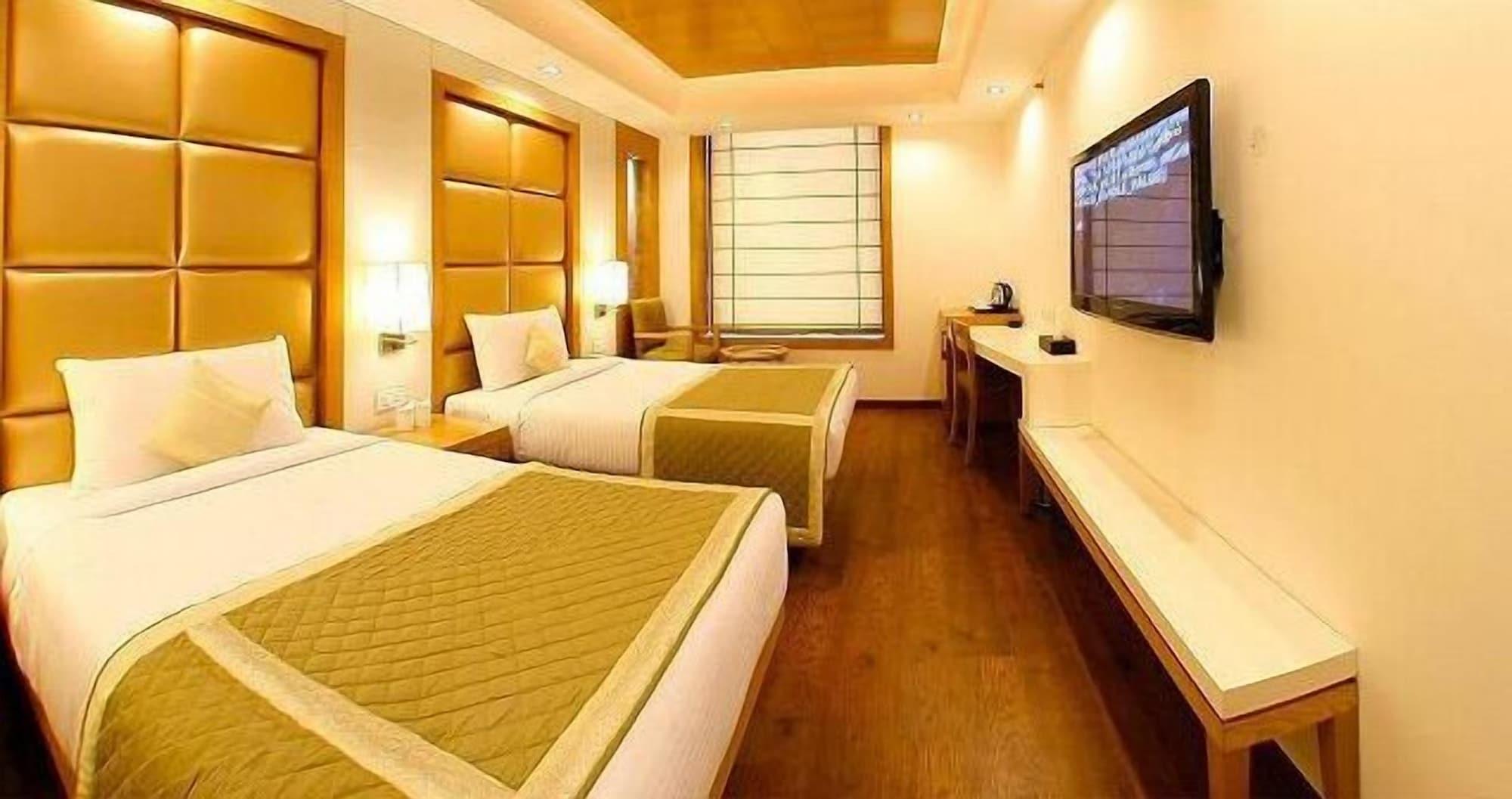 Almondz Hotel New Delhi Buitenkant foto