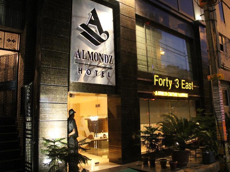 Almondz Hotel New Delhi Buitenkant foto