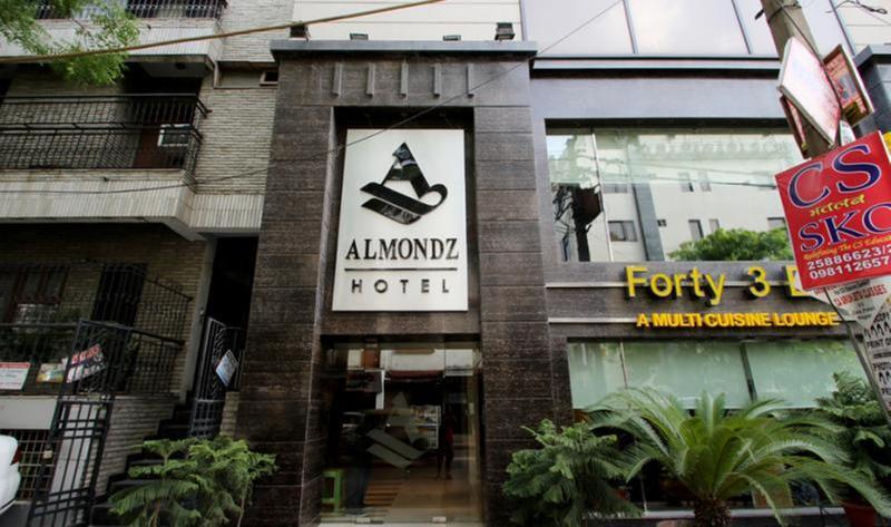Almondz Hotel New Delhi Buitenkant foto