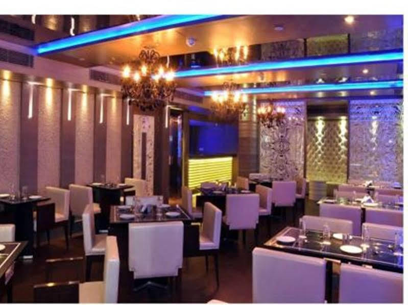 Almondz Hotel New Delhi Buitenkant foto