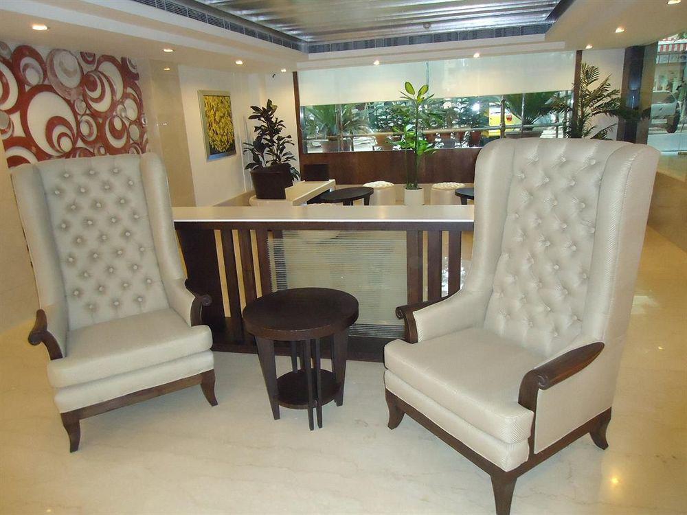Almondz Hotel New Delhi Buitenkant foto
